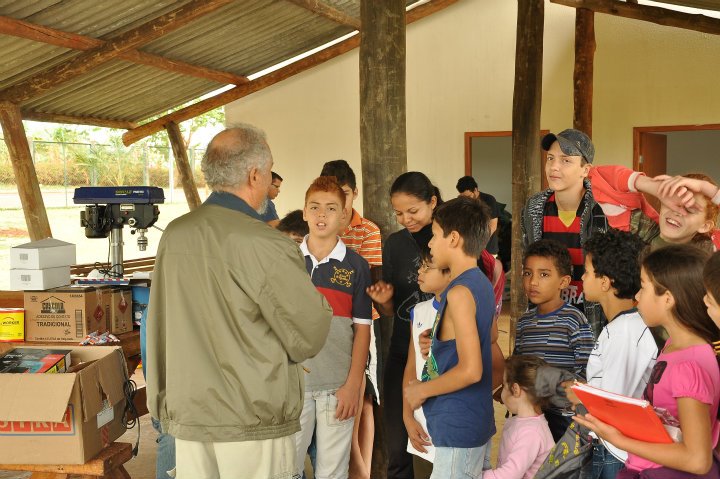 Ilustração lateral esquerda